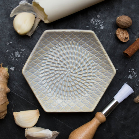 Grater Plate with Peeler and Brush, Pearl
