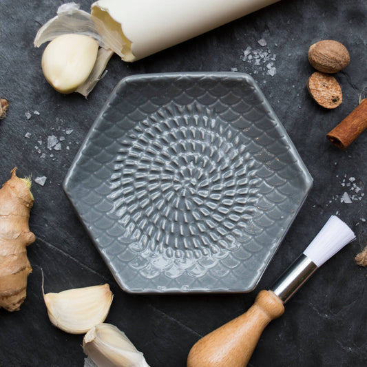 Grater Plate with Peeler and Brush, Cool Gray
